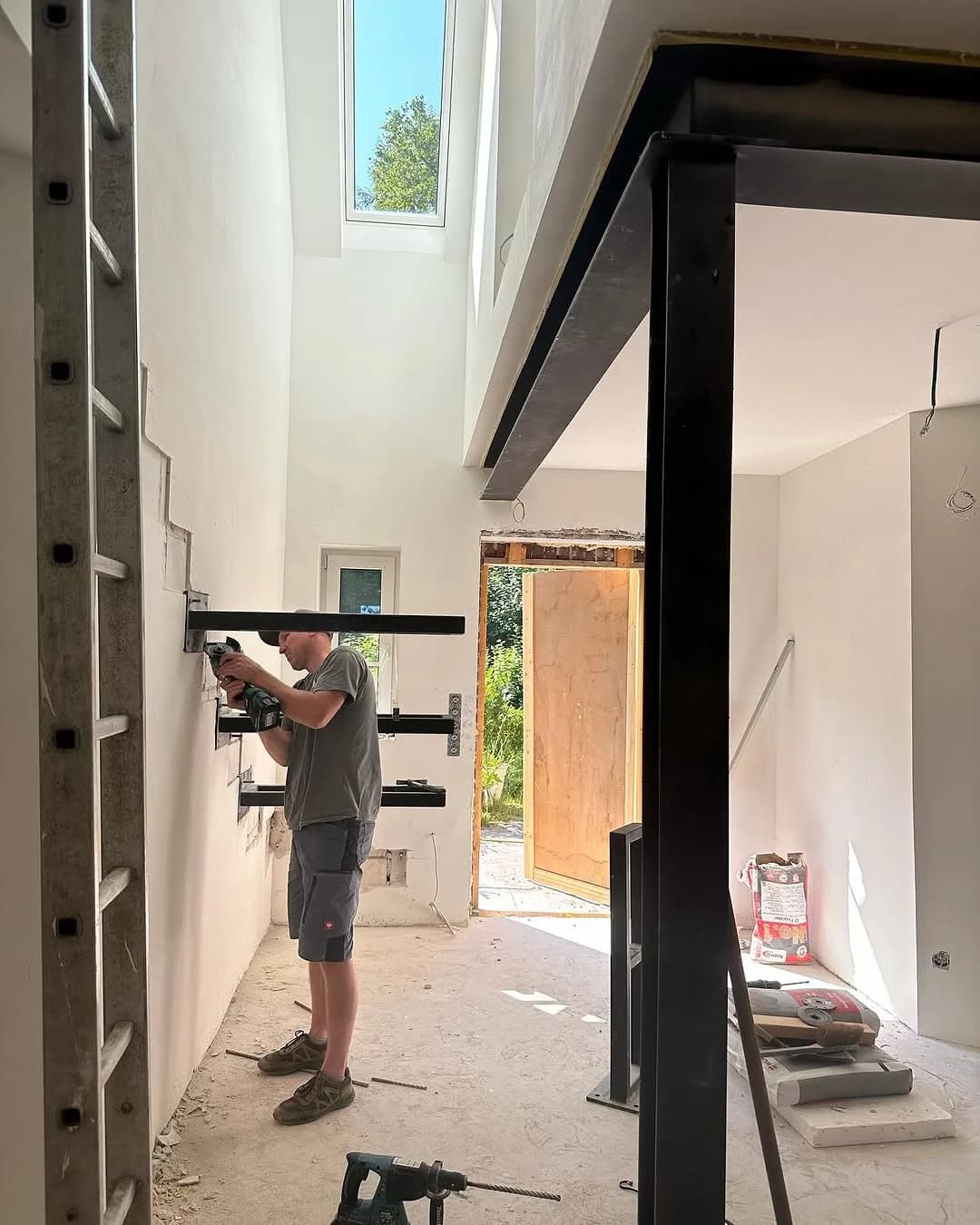 Montage von Stahlkonsolen im Innenausbau