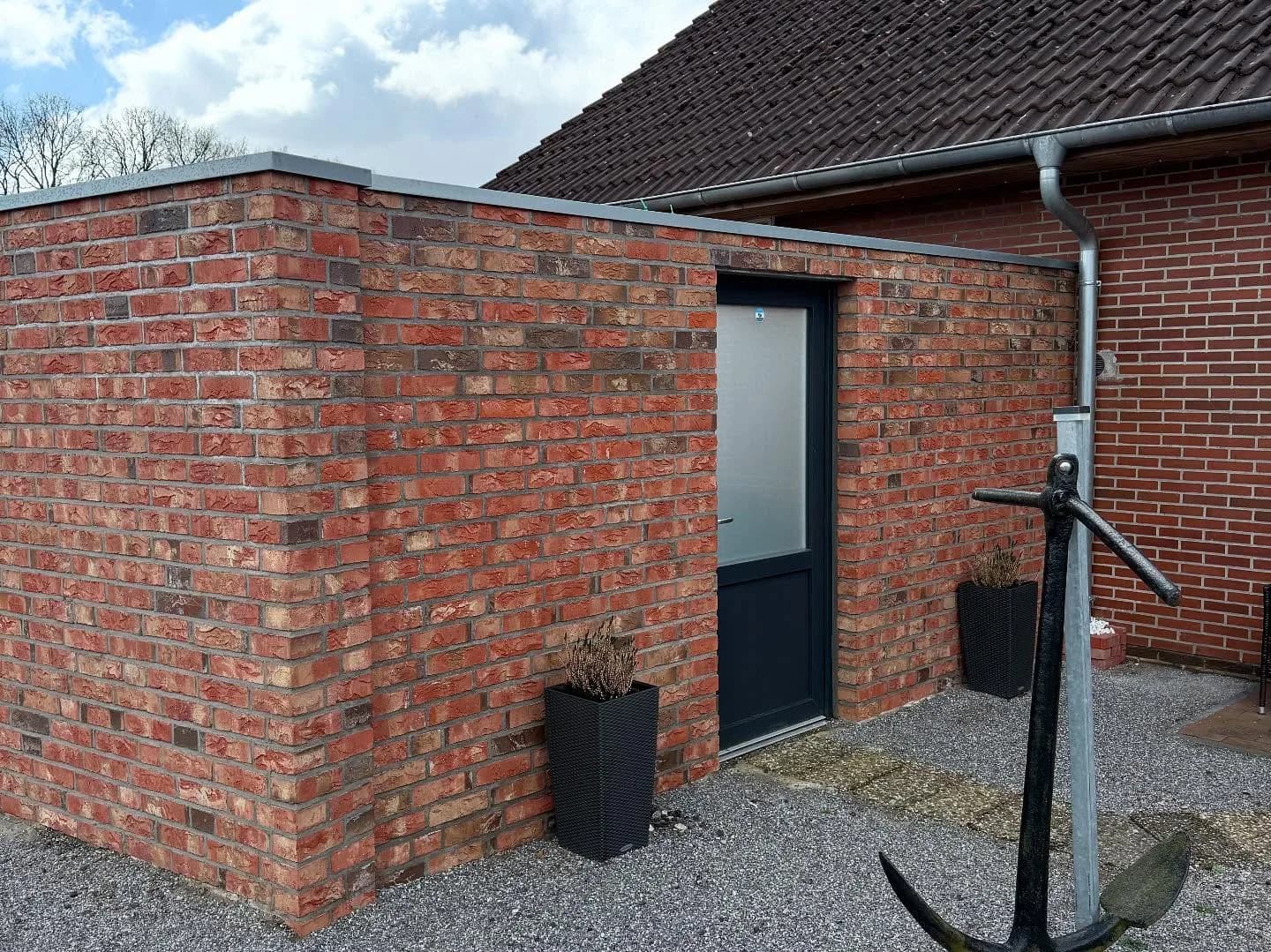 Backstein-Anbau mit neu gesetzter Tür